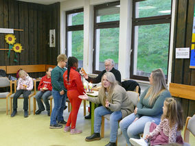Symbolische Mantelteilung mit den Kommunionkindern (© Karl-Franz Thiede)